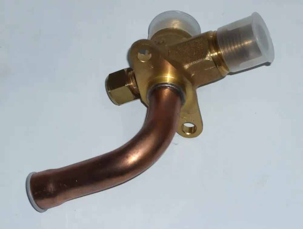 Daikin Stop-Ventil aus Messing mit einem gebogenen Kupferrohr. Enthält Gewindeanschlüsse zur Befestigung. Beige und metallische Oberflächen sind sichtbar.